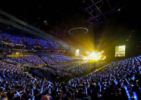 悟空体育LED透明屏闪耀伍佰ROCK STAR上海演唱会！
